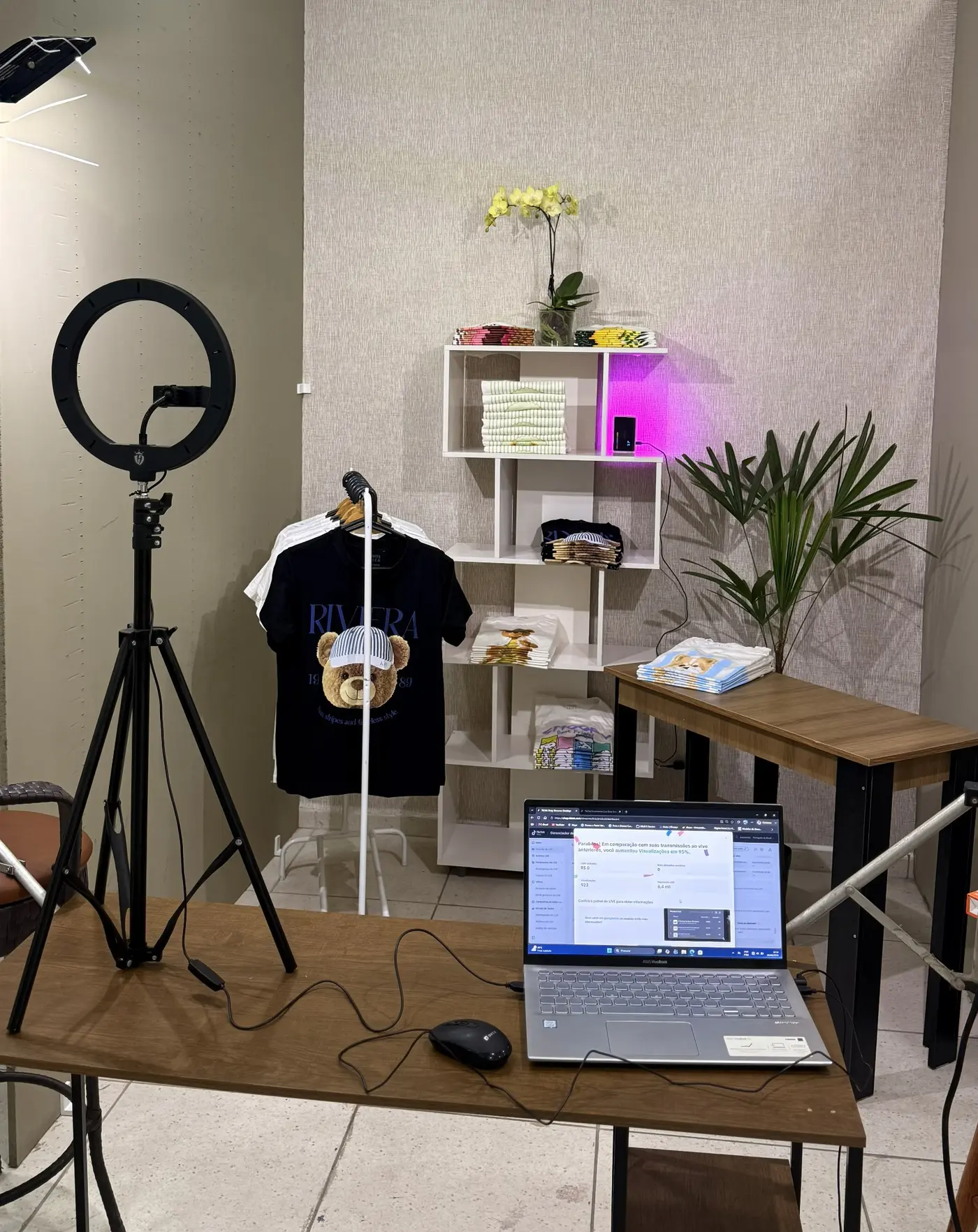 Estrutura real da RR Live Shop com iluminação, produtos e computador de operação